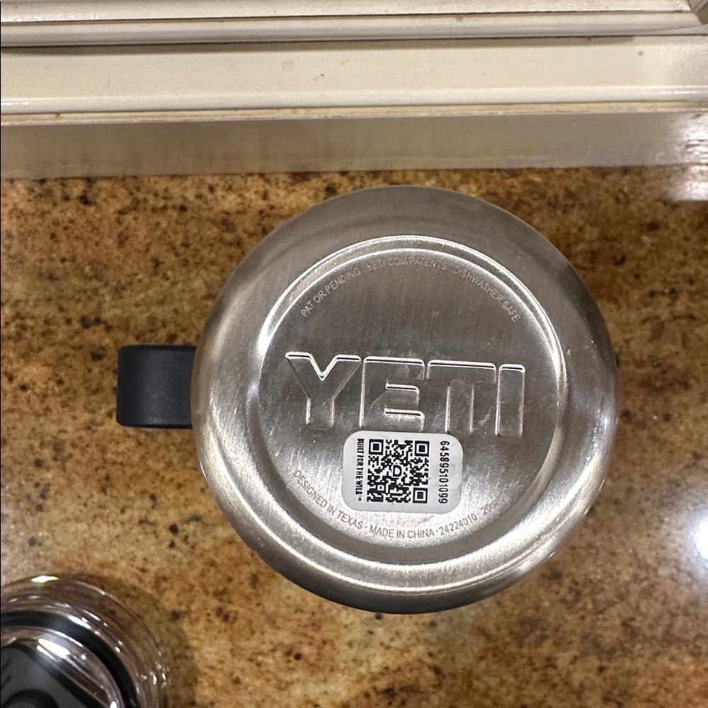 YETI 20 OUNCE NAVY RAMBLER INSULATED MUG WITH HANDLE & STRONGHOLD LID - Picture 6 of 6